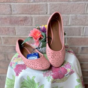 *NWT* Arizona Jean Co. designer flats. Peach Size 8 1/2.